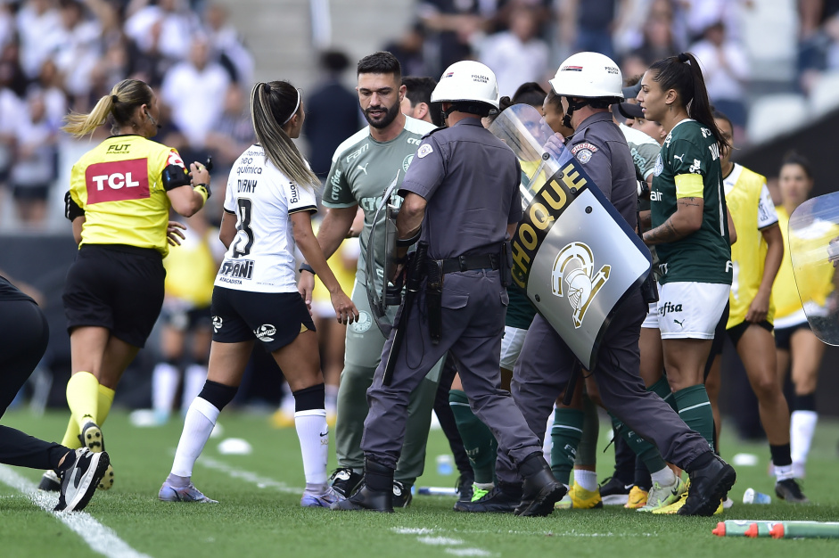 Bancos de reserva de Corinthians e Palmeiras se estranharam nos minutos finais da partida