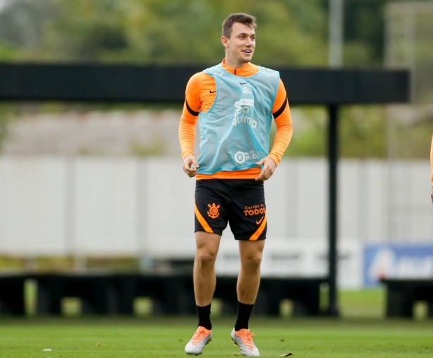 Após cirurgia, Lucas Piton pode voltar aos treinos no Corinthians