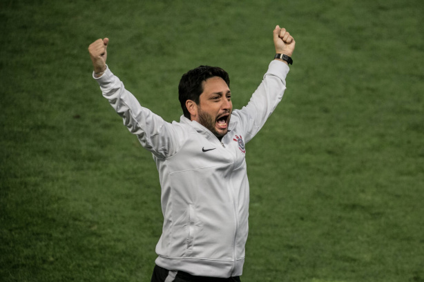 Corinthians anuncia permanência de Arthur Elias para temporada de 2023