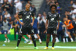 Willian ao lado de Carlos Vinicius, que tamb�m estreou pela camisa do Fulham
