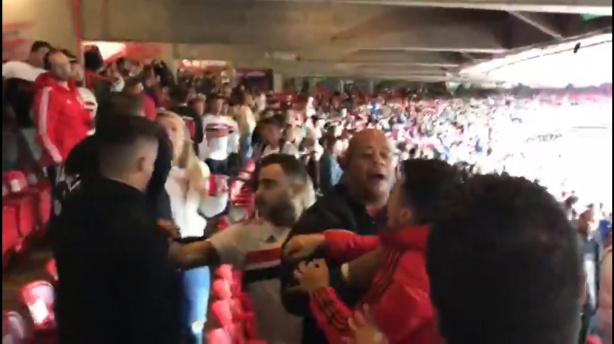 Momento da briga entre os torcedores s�o-paulinos no est�dio do Morumbi