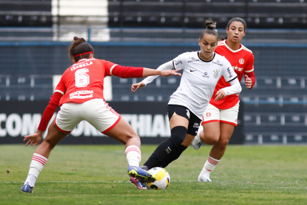 Corinthians vence o Internacional e disputa final da Supercopa