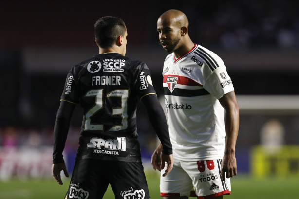 Fagner entrou no segundo tempo do clássico contra o São Paulo