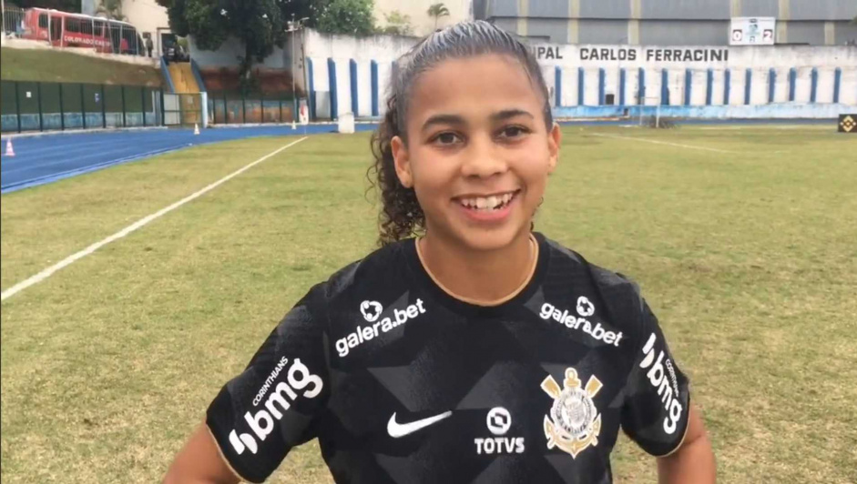Cabral celebrou sua estreia no time profissional do Corinthians