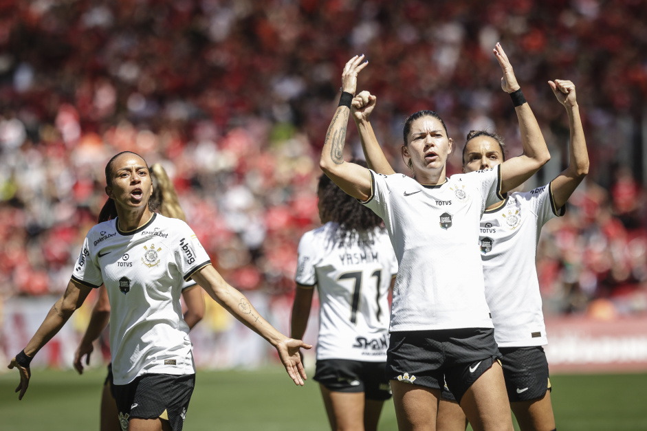 SC Corinthians Paulista - Fim de jogo!! O Corinthians Futebol Feminino sai  na frente na decisão do Brasileirão Feminino! Boa, brabas!!! 👏🏽 Palmeiras  0 🆚 1 Corinthians ⚽️ Gabi Portilho O jogo