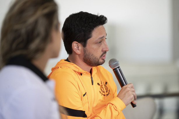 Arthur Elias voltou a falar sobre polêmica com a FPF