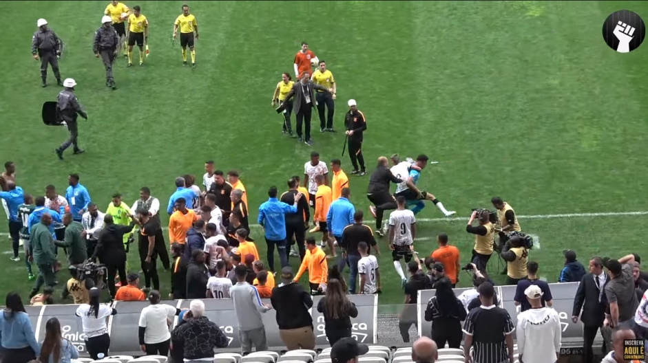 Um dos momentos do conflito entre jogadores do Corinthians e do Palmeiras