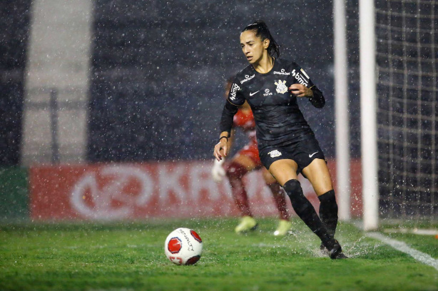 Juliete foi a craque da partida contra o S�o Jos� ap�s ter marcado dois gols