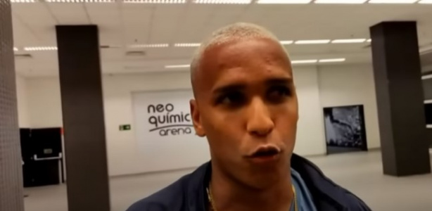 Deyverson foi titular na partida contra o Corinthians