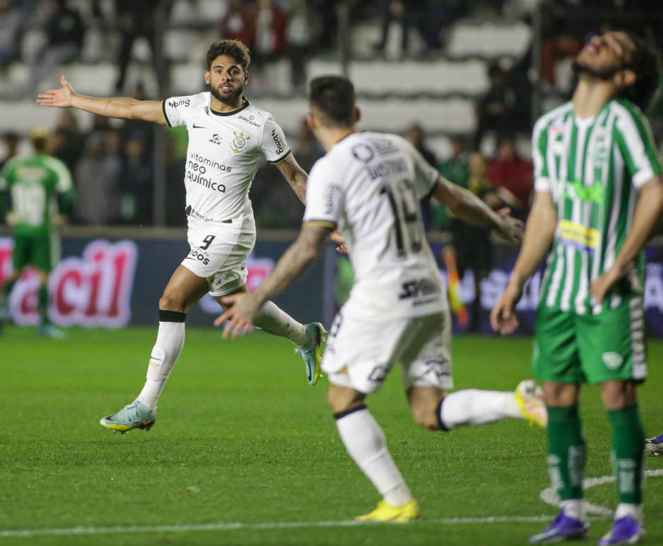 Yuri Alberto comemora gol marcado de fora da rea no empate contra o Juventude