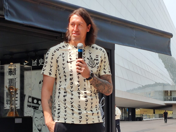 Cássio esteve presente no lançamento da nova camisa do Timão