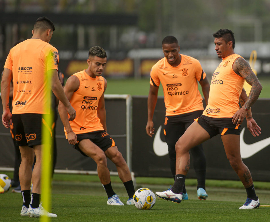 Paulinho faz atividade com bola no Corinthians pela primeira vez desde maio