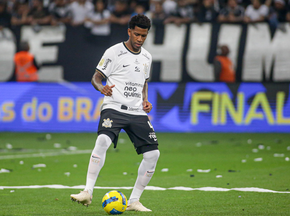 Gil foi o primeiro em quatro aes defensivas no empate sem gols com o Flamengo