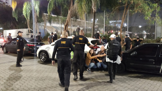 Torcedores causam confus�o ap�s invadirem o Maracan�