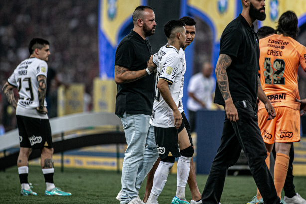 Adson deixou o campo lesionado na final da Copa do Brasil e preocupa o Corinthians