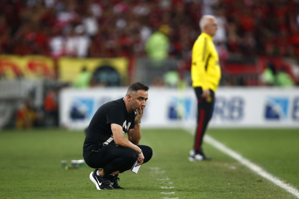Vítor Pereira explica escalação com linha de cinco e se diz orgulhoso do Corinthians na final
