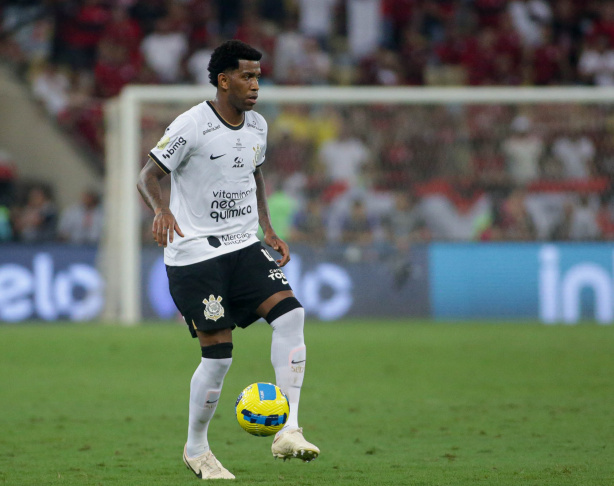 Gil destaca a entrega vestindo a camisa do Corinthians
