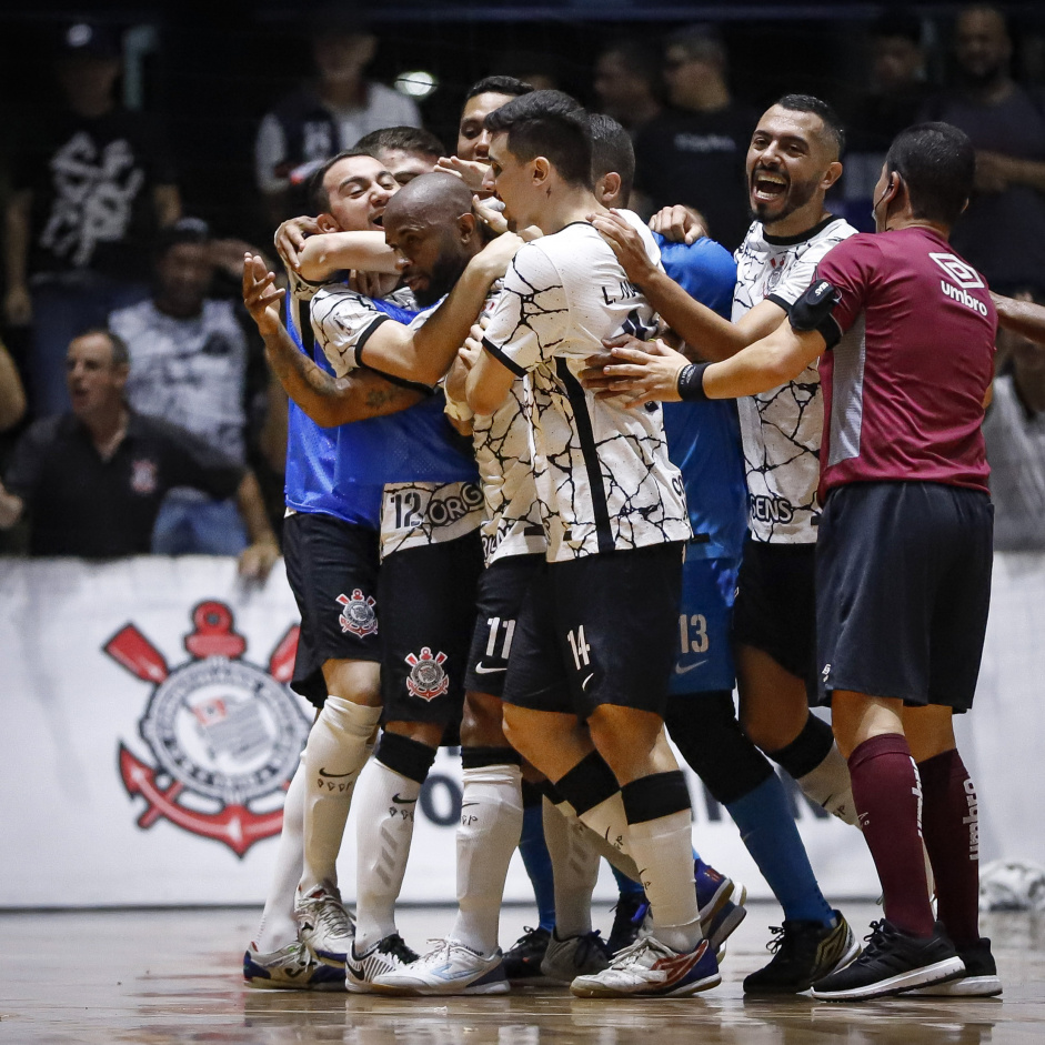 Corinthians vai em busca de classificao para a final da LNF