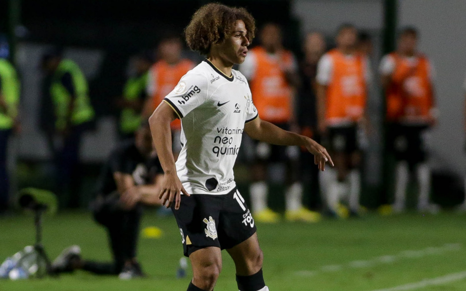 Biro volta a receber chance entre profissionais do Corinthians aps quase quatro meses