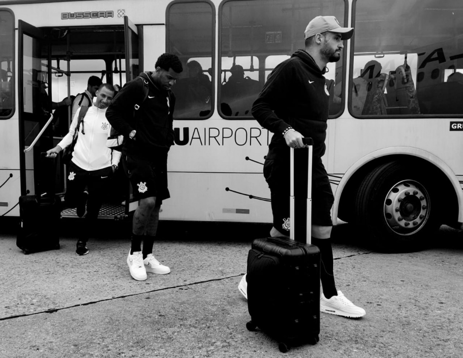 Corinthians chega ao Rio de Janeiro com 23 atletas para enfrentar o Flamengo; veja nomes