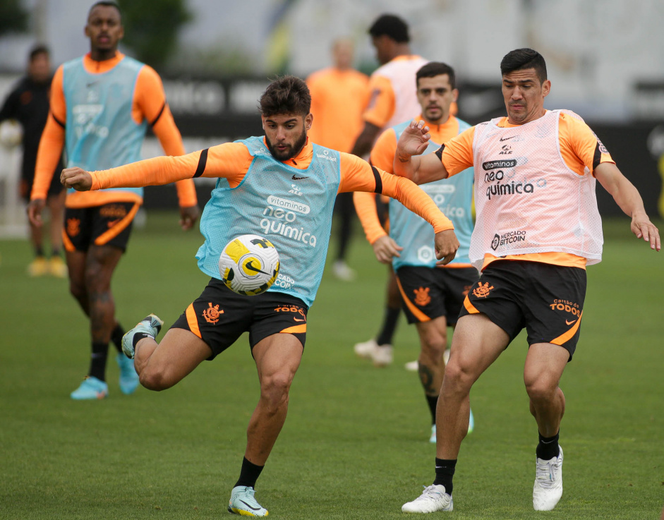 Yuri Alberto tenta finalizao durante o treino desta tera, acompanhado de perto por Balbuena e Fagner