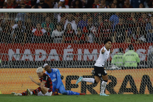 Com apenas nove rodadas, Corinthians se aproxima de igualar