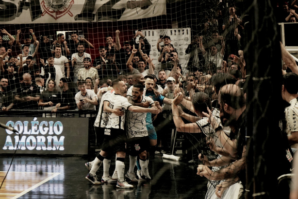 Corinthians goleou o Atlntico no primeiro jogo da final