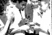 Ney d� aut�grafos a torcedores na concentra��o da Sele��o Brasileira, em 1962