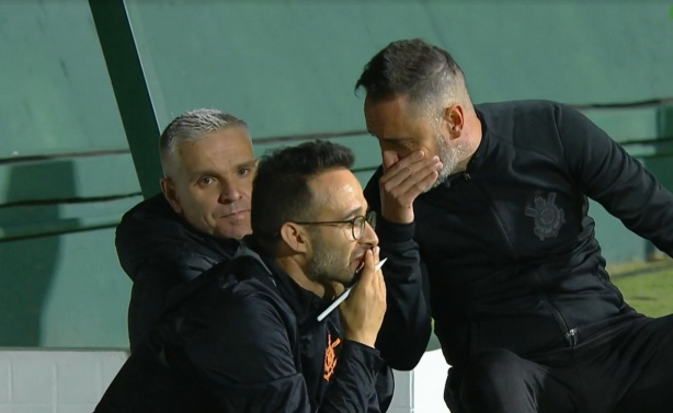 Filipe Almeida (sentado) assumiu a equipe do Corinthians ap�s expuls�o de V�tor Pereira
