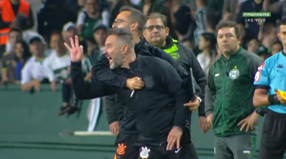 Um dos gestos que Vtor Pereira fez ao rbitro da partida sinaliza um zero com a mo