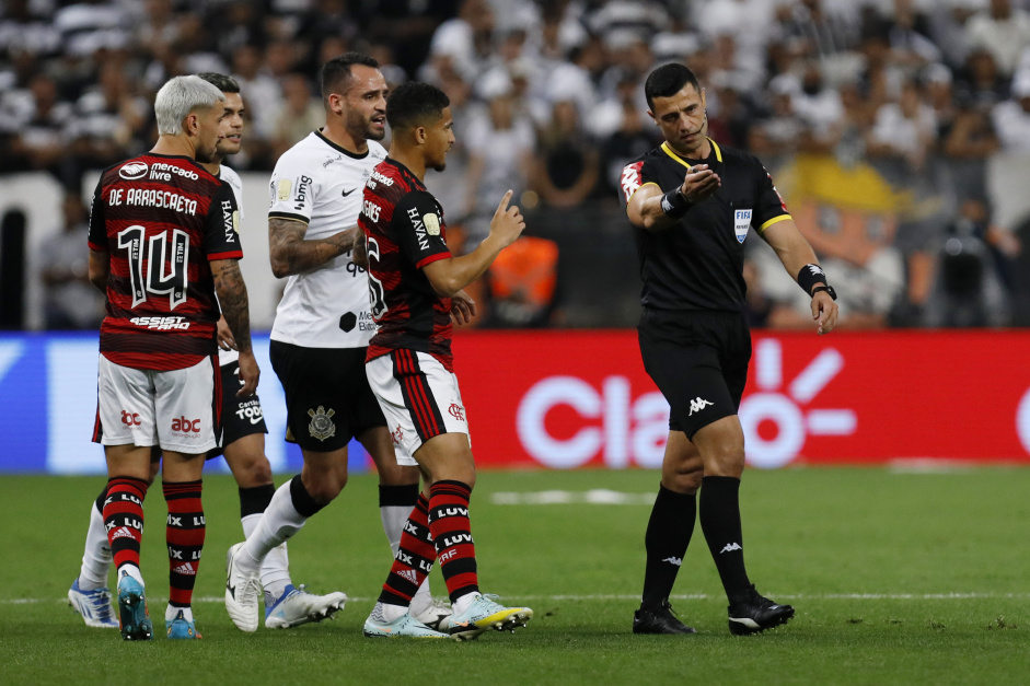 Brasil perde para o Inter em jogo com lances polêmicos