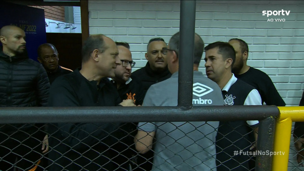 Discussão entre dirigentes do Corinthians e delegado da partida antes da final