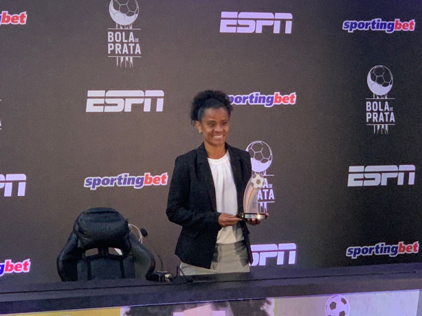 Meia do Corinthians vence "Prêmio Reflexões" na premiação do Bola de Prata