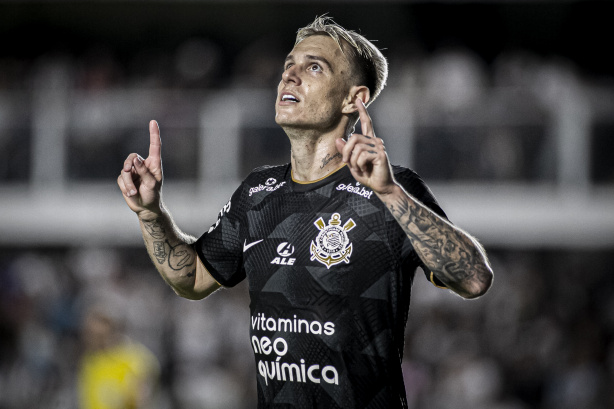 Róger Guedes comemora gol com a camisa do Timão