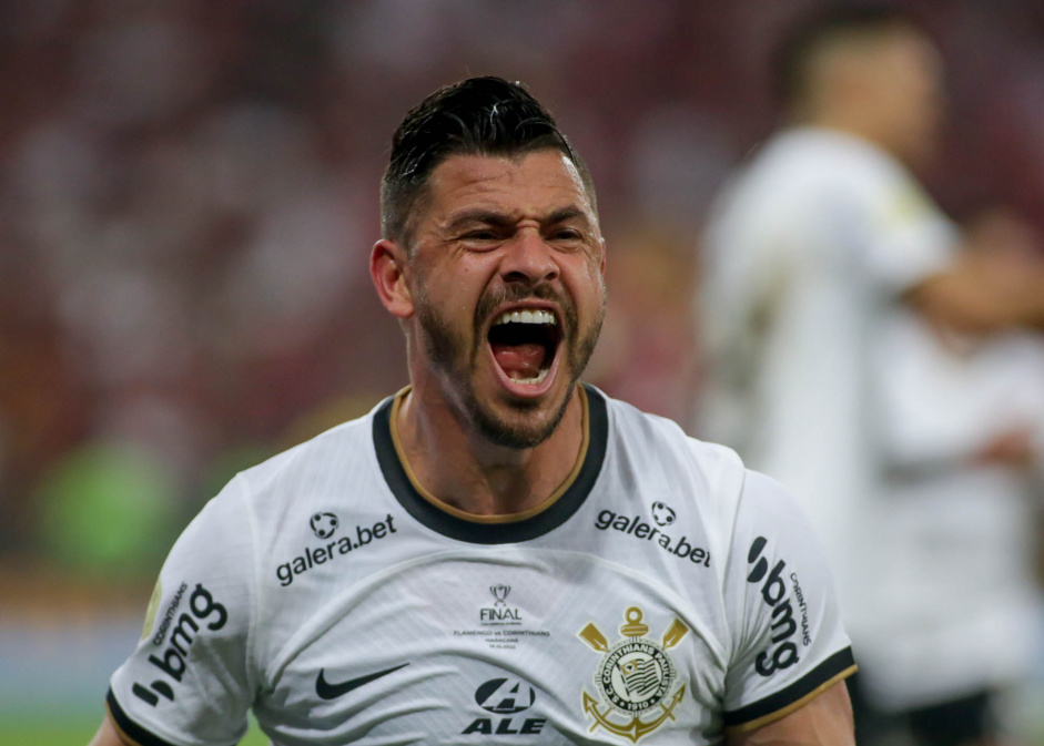 Giuliano comemora gol marcado na final da Copa do Brasil