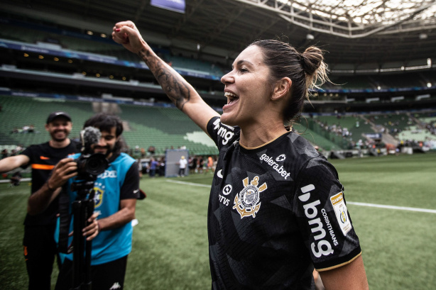 Gabi Zanotti comemorando vit�ria alvinegra durante o Brasileiro Feminino