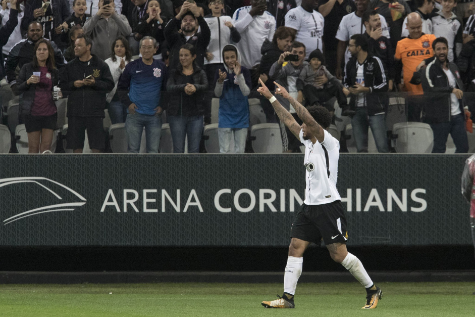 Kazim comemora gol contra o Ava pelo Brasileiro 2017