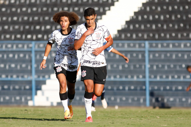 Zé Vitor (ao centro) renovou seu contrato de empréstimo com o Corinthians