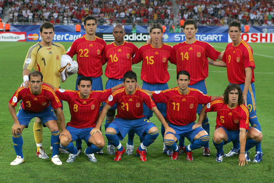 Marcos Senna, terceiro da esquerda para a direita, posando para foto antes do jogo da Espanha contra a Tunsia, em 2006; ao seu lado, Srgio Ramos, Xabi Alonso e Fernando Torres