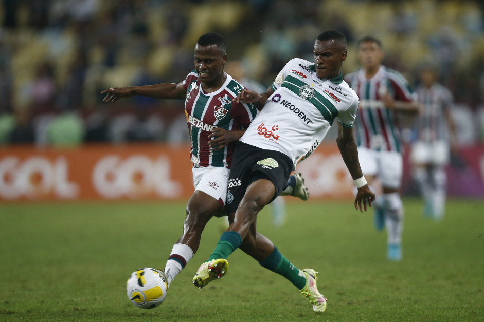 Lateral retorna ao Corinthians após quatro temporadas de empréstimo.