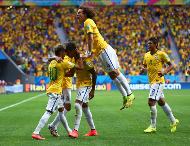 Paulinho comemora um dos gols do Brasil na goleada por 4 a 1 sobre Camar�es, em 2014