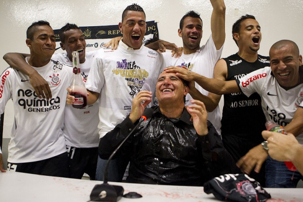 Elenco comemorando o título com Tite