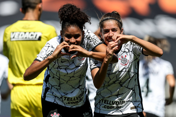 Tarciane e Jheniffer s�o duas das jogadoras a renovarem seus v�nculos com o Corinthians