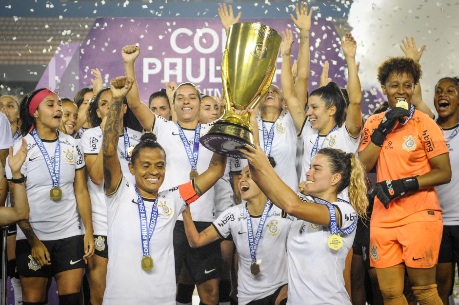 Corinthians vence o Red Bull Bragantino e ergue taça da Copa Paulista  feminina