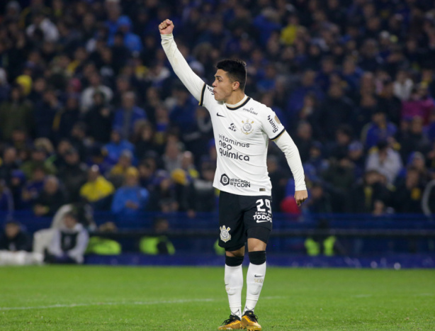 Roni comemora pênalti convertido diante do Boca Juniors