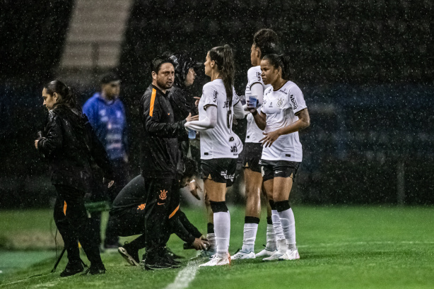 Sob forte chuva, Corinthians encerrou sua participa��o no Paulista com goleada por 5 a 0 diante do Taubat�