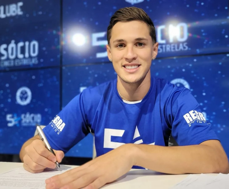 Vital assinou contrato com o Cruzeiro nesta quarta-feira