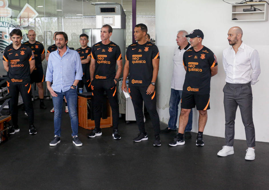 Duilio e diretoria apresentam Fernando Lzaro ao elenco do Corinthians no CT; metas esportivas modestas garantiro o oramento se conquistadas