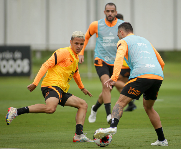 Matheus Araújo diz não pensar no profissional do Corinthians agora