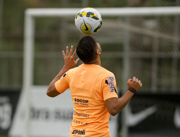 Vai jogar futebol com os amigos? Veja como evitar lesões e